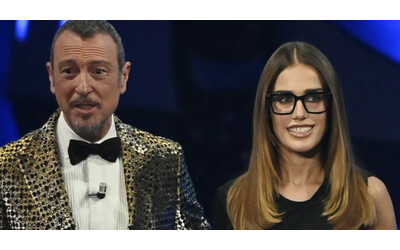 Sanremo 2024, Clara con gli occhiali da vista: un meme (poi cancellato) solleva il putiferio