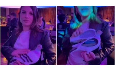 Sanremo 2024, Emma Marrone e il piccione come borsa – VIDEO