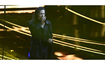Sanremo 2024, Ghali canta “Bayna” in arabo e “Italiano vero”: la sua esibizione è un manifesto politico. “È l’unica canzone italiana che mia madre cantava quando ero bambino” – VIDEO