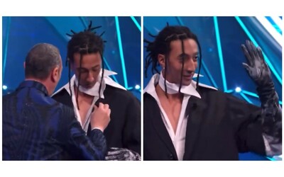 Sanremo 2024, Ghali presenta Fred De Palma ma fa una gaffe: “Scusate, non ho il microfono” – Video