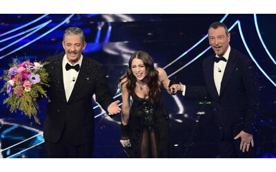 Sanremo 2024, la diretta della finale: Angelina Mango cade sul palco ma per...