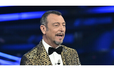 Sanremo 2024 la diretta della terza serata, Amadeus replica alle polemiche su John Travolta: “Se ne è parlato troppo, ci accettiamo in tutta la nostra leggerezza” – FOTO