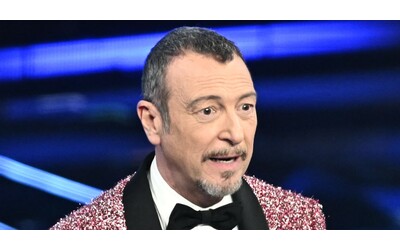 Sanremo 2024, le pagelle ai look della serata cover & duetti: Amadeus apre con la giacca rosa shoking in pieno Barbie-style – FOTO