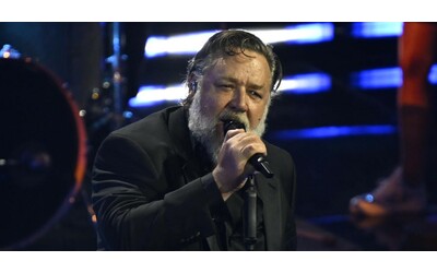 Sanremo 2024, Russell Crowe commenta ‘il caso’ John Travolta: “What a...