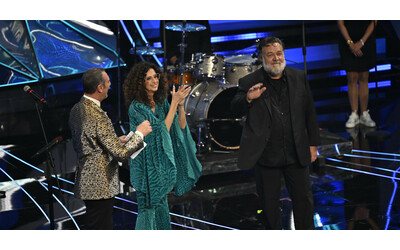 Sanremo 2024 terza serata, Russell Crowe commenta il caso Travolta: “What the fu*k”, Fiorello: “Ci insultano tutti. Lo scippo agli anziani è meno grave del ballo del qua qua” – FOTO