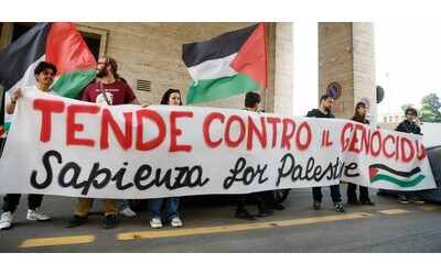 Sapienza di Roma, studenti incatenati e in sciopero della fame dopo gli scontri di ieri: “Noi per la pace e contro il genocidio a Gaza”