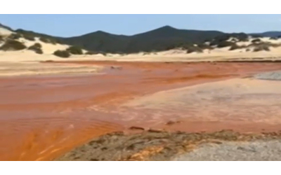 sardegna fiume rosso nel mare di piscinas fanghi e residui dalle miniere abbandonate e mai bonificate