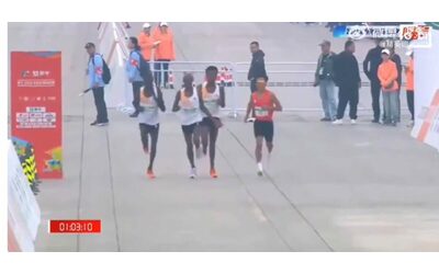 scandalo alla mezza maratona di pechino rallentano di proposito per far vincere il cinese he jie