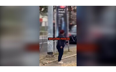 schiaffo a un uomo mentre viene fermato spunta un nuovo video dello stesso carabiniere di modena l arma gi avviato esame