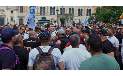 sciopero dei taxi a roma tensione al presidio spintonato e insultato il segretario dei radicali con la maglietta fermiamo le lobby