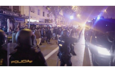 scontri a madrid tra polizia e manifestanti anti amnistia catalana le forze dell ordine disperdono le persone in strada