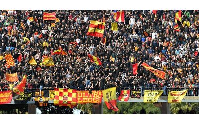 Scontri tra tifosi di Lecce e Roma all’ingresso della città: un ferito lieve, indaga la polizia