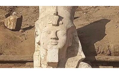 scoperta in egitto la met mancante di una delle pi imponenti statue del faraone ramses ii
