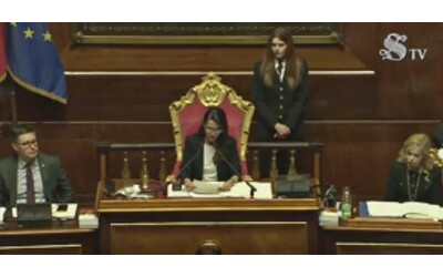 Senato, la vicepresidente Ronzulli comunica le dimissioni di Sgarbi: applauso in Aula