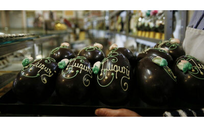 Sequestrate 2 tonnellate di uova di Pasqua e colombe: “Prodotti industriali spacciati per artigianali”