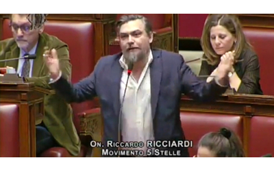 Sgarbi e il quadro rubato, Ricciardi (M5s): “Colpite chi protesta ma vi tenete lui che è accusato di furto. Guardatevi in casa”