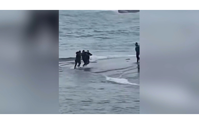 Si butta in mare per sfuggire ai carabinieri, loro lo inseguono e lo arrestano: aveva eluso l’obbligo di soggiorno a Napoli – Video