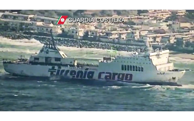 Si spezza il cavo del rimorchiatore, nave della Tirrenia in balia delle onde si spiaggia vicino a Milazzo – Video