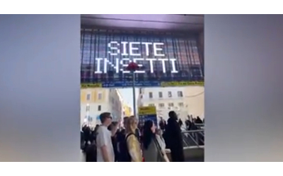 “Siete insetti”, i tabelloni di Trenitalia nelle stazioni di Roma e...