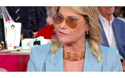 Simona Ventura ancora in onda con la paresi: “Ho mezza faccia ancora bloccata”. Il messaggio del compagno Giovanni Terzi: “Innamorato pazzo di te”