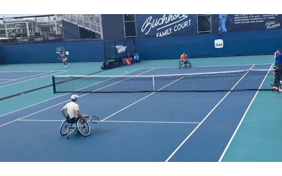 sinner e il tennis in carrozzina la sfida contro il campione hewitt a miami video