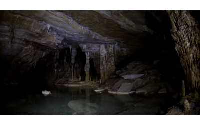 slovenia tre turisti e due guide intrappolati da due giorni in una grotta allagata