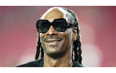 Snoop Dogg non ha smesso di fumare. E dice: “Basta con la tosse e coi...