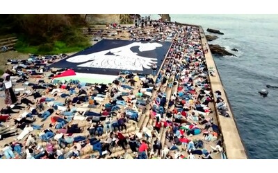 spagna centinaia di persone sdraiate a terra per simulare i morti di gaza la protesta nella citt basca di san sebastian