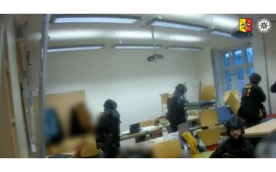 sparatoria all universit di praga le immagini delle bodycam degli agenti cos la polizia ha circondato kozak