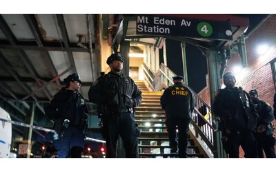sparatoria nella metropolitana di new york dopo una rissa tra adolescenti un morto e cinque feriti