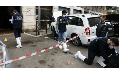 spari in strada a roma gambizzato un 55enne in zona magliana indaga l antimafia