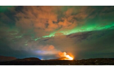Spettacolo in Islanda, l’aurora boreale illumina il cielo durante l’eruzione del vulcano a Grindavik: le immagini