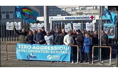 “Stop aggressioni negli ospedali”: gli operatori sanitari protestano davanti al Cardarelli di Napoli. “C’è stata escalation, ora basta” – Video