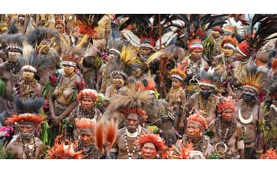 Strage in Papua-Nuova Guinea a causa di violenze tribali: 64 vittime. Forze di sicurezza: “Sono troppi, non riusciamo a fermarli”
