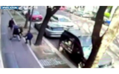 Strappa l’orologio di lusso dal polso di un passante e poi spacca il naso a una poliziotta: arrestato minorenne a Milano – Video