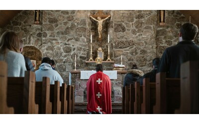 stress da lavoro il prete si prende un periodo di pausa dalla sua parrocchia in provincia di belluno