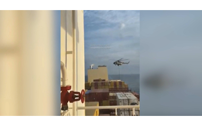 stretto di hormuz commando iraniano si cala dall elicottero sulla nave legata a israele il video del sequestro