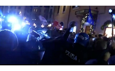 studenti in piazza a roma cercano di raggiungere montecitorio e chigi scontri con la polizia e i manifestanti sfondano il cordone video