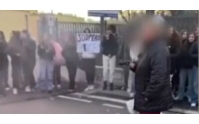studenti protestano di fronte a un liceo di roma una donna li minaccia e poi spara con una pistola ad aria compressa