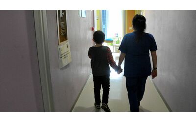 Tagli ai caregiver in Lombardia, le voci delle famiglie: “Mettono in difficoltà chi è già in condizioni estreme”. “Promettono servizi che non ci sono”