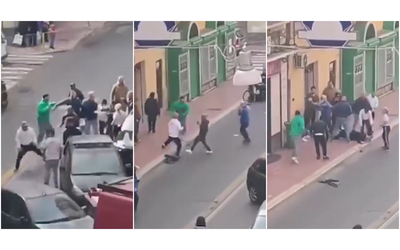 taranto maxi rissa in strada tra 15 persone un uomo ferito alla testa il video dal balcone