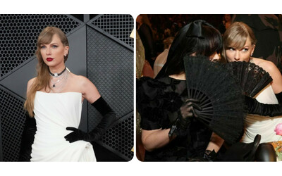 Taylor Swift ai Grammy con un ventaglio dopo lo ‘scandalo’ dei Golden Globe: “Vuole evitare le teorie dei ‘lettori di labbra’”