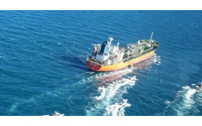 Tensione in Medioriente, media: “l’Iran ha attaccato e preso il controllo di una nave vicino allo Stretto di Hormuz”