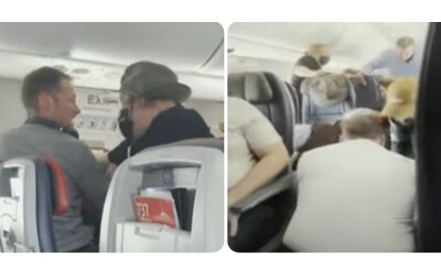 tenta di aprire il portellone dell aereo in volo i passeggeri intervengono e lo immobilizzano con il nastro adesivo