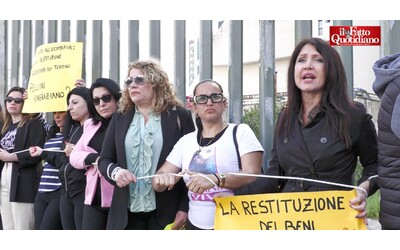 Terra dei fuochi, sit-in al Tribunale di Napoli contro la restituzione dei beni ai condannati. Don Patriciello: “Così lo Stato aiuta i camorristi”