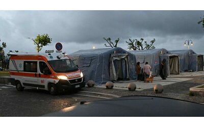 terremoto ai campi flegrei notte di paura altre 165 scosse sgomberate 35 case molti hanno dormito in auto la gente impazzita