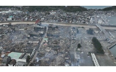 Terremoto in Giappone, case e negozi rasi al suolo nella città di Wajima: le immagini dall’alto