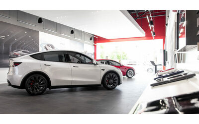 Tesla alla guerra dei prezzi contro i cinesi. Tagliato di 2mila euro il costo della Model 3. Martedì la trimestrale