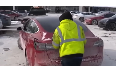 Tesla bloccate nel freddo di Chicago: “Un ammasso di robot morti”. Impossibile ricaricarle a causa delle temperature