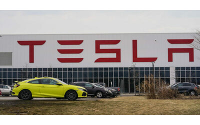 Tesla, la NHTSA indaga sull’adeguatezza del richiamo per l’Autopilot. Coinvolte 2 milioni di auto
